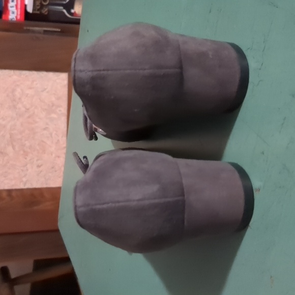 Stuart Weitzman Gabby Suede Pumps Gray - Picture 5 of 12